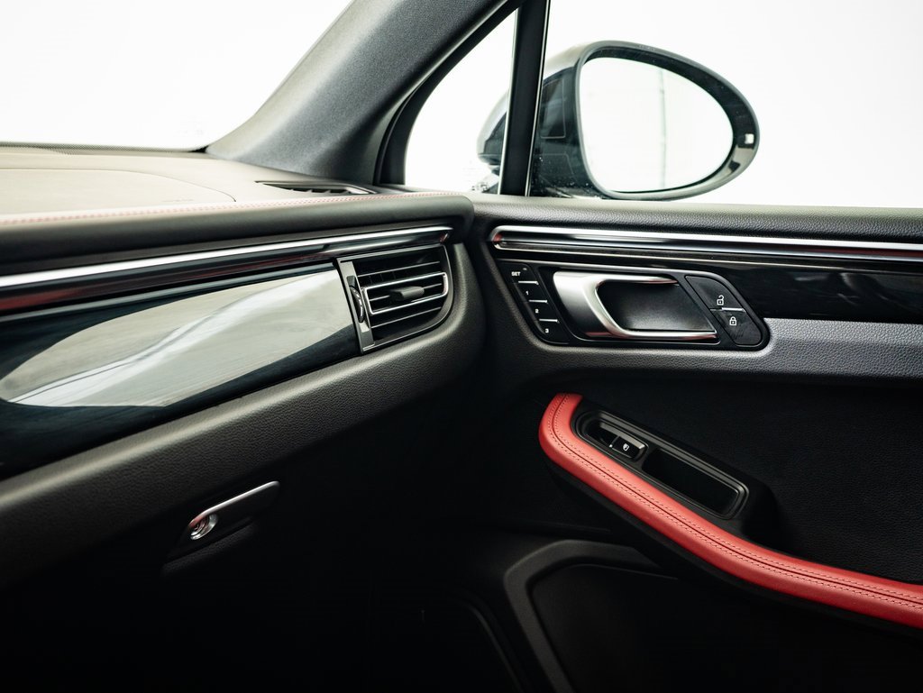 2024 Porsche Macan T photo 32