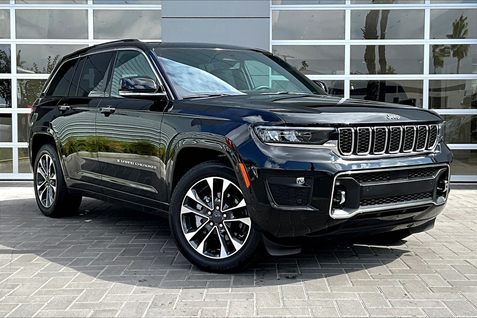 2022 Jeep Grand Cherokee Overland photo 3