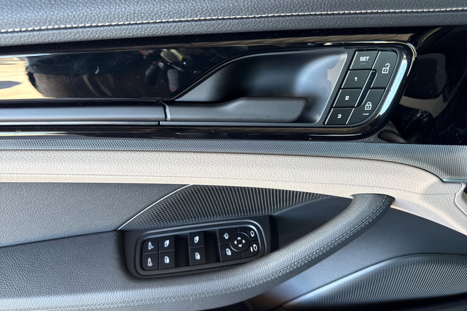 2025 Porsche Panamera 4 photo 13
