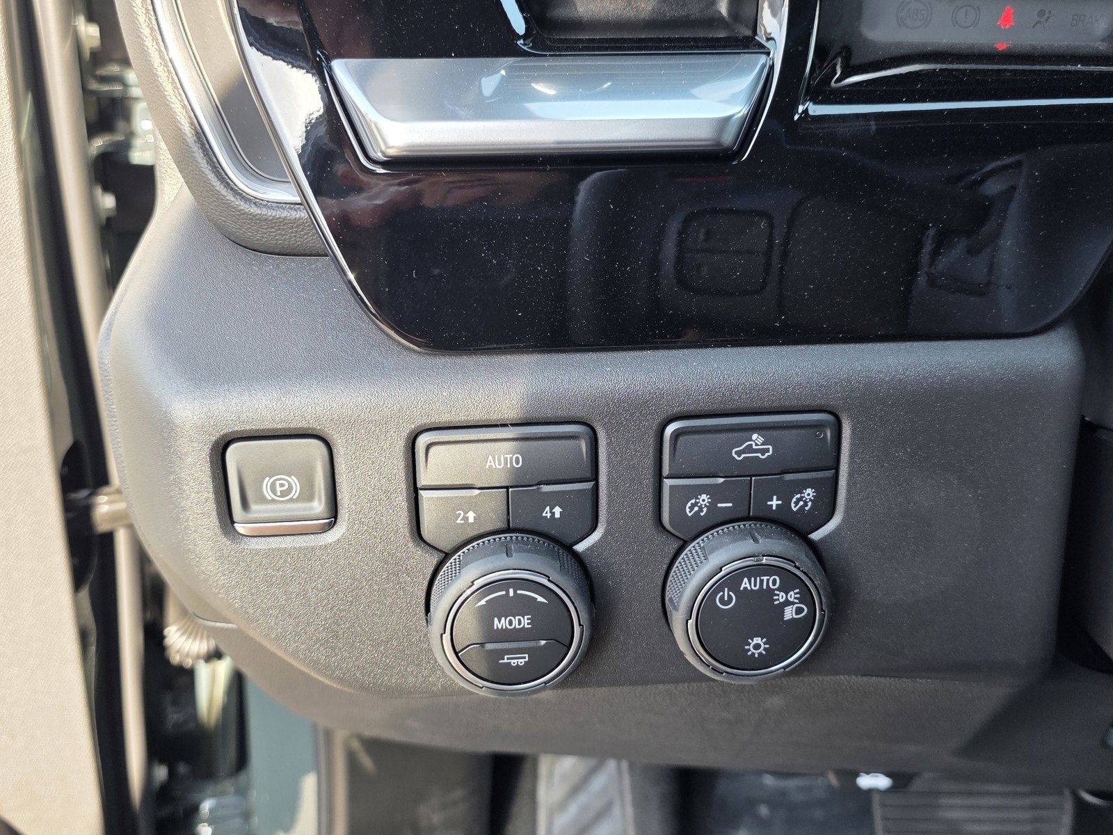 2025 Chevrolet Silverado LT photo 33