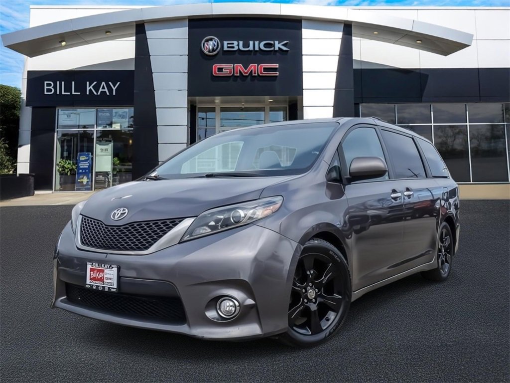 2015 Toyota Sienna SE's photo