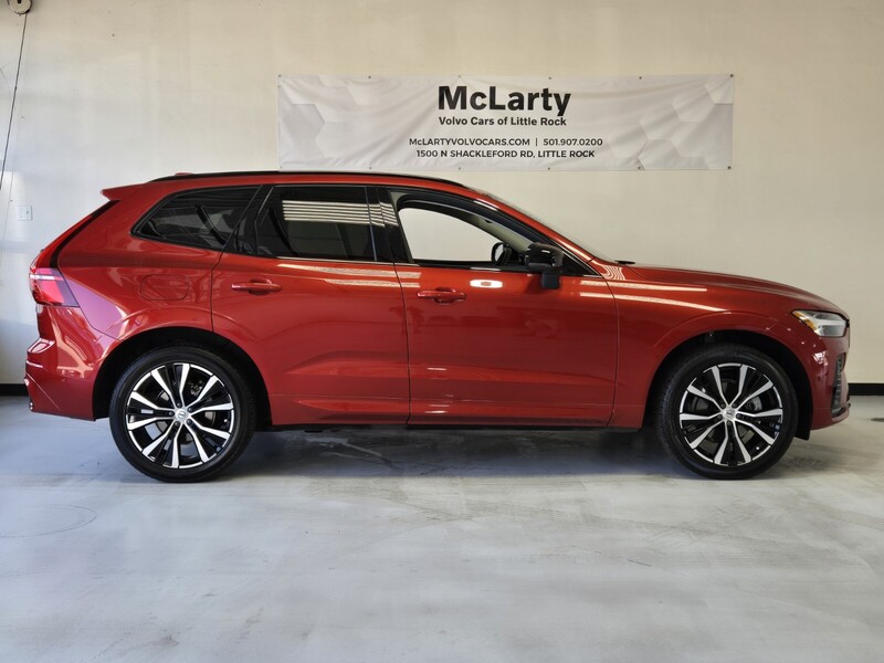 2024 Volvo XC60 B5 Plus photo 2