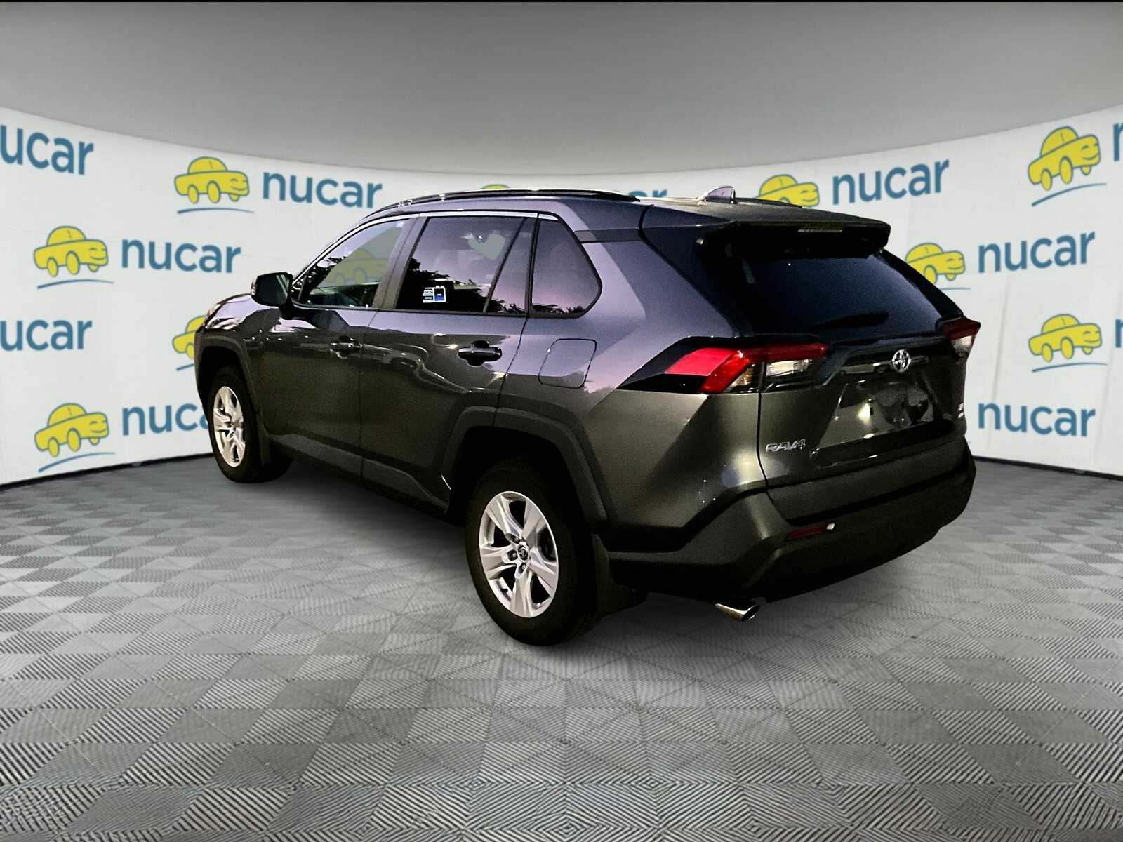 2021 Toyota RAV4 XLE photo 3