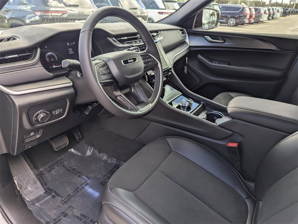 2025 Jeep Grand Cherokee Altitude photo 11