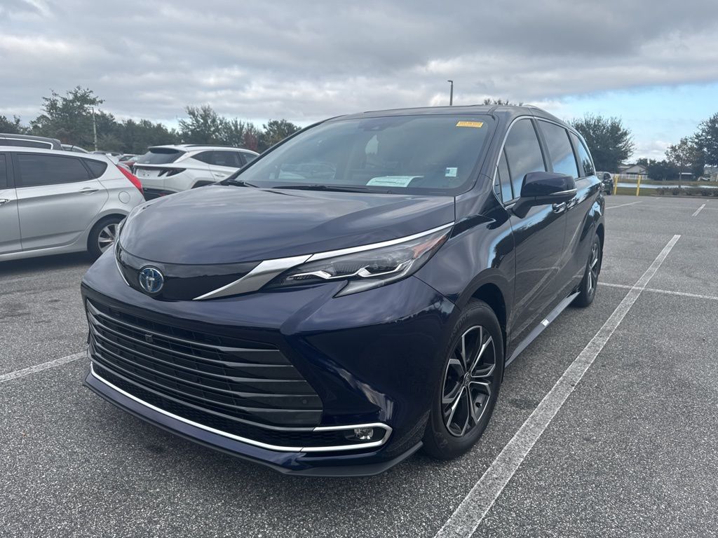 2025 Toyota Sienna Platinum's photo
