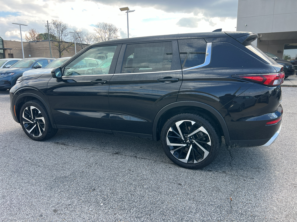 2024 Mitsubishi Outlander SE Black Edition photo 3