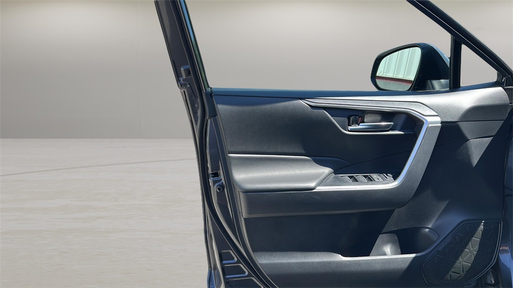 2024 Toyota RAV4 XLE photo 24