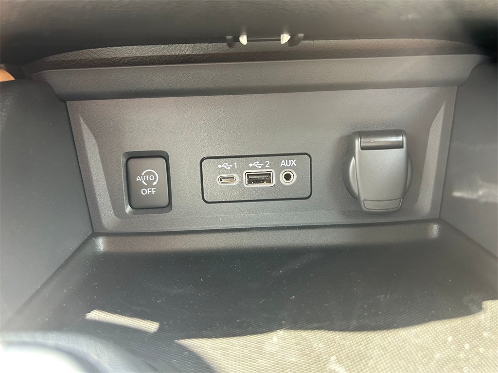 2025 Nissan Sentra SV photo 3