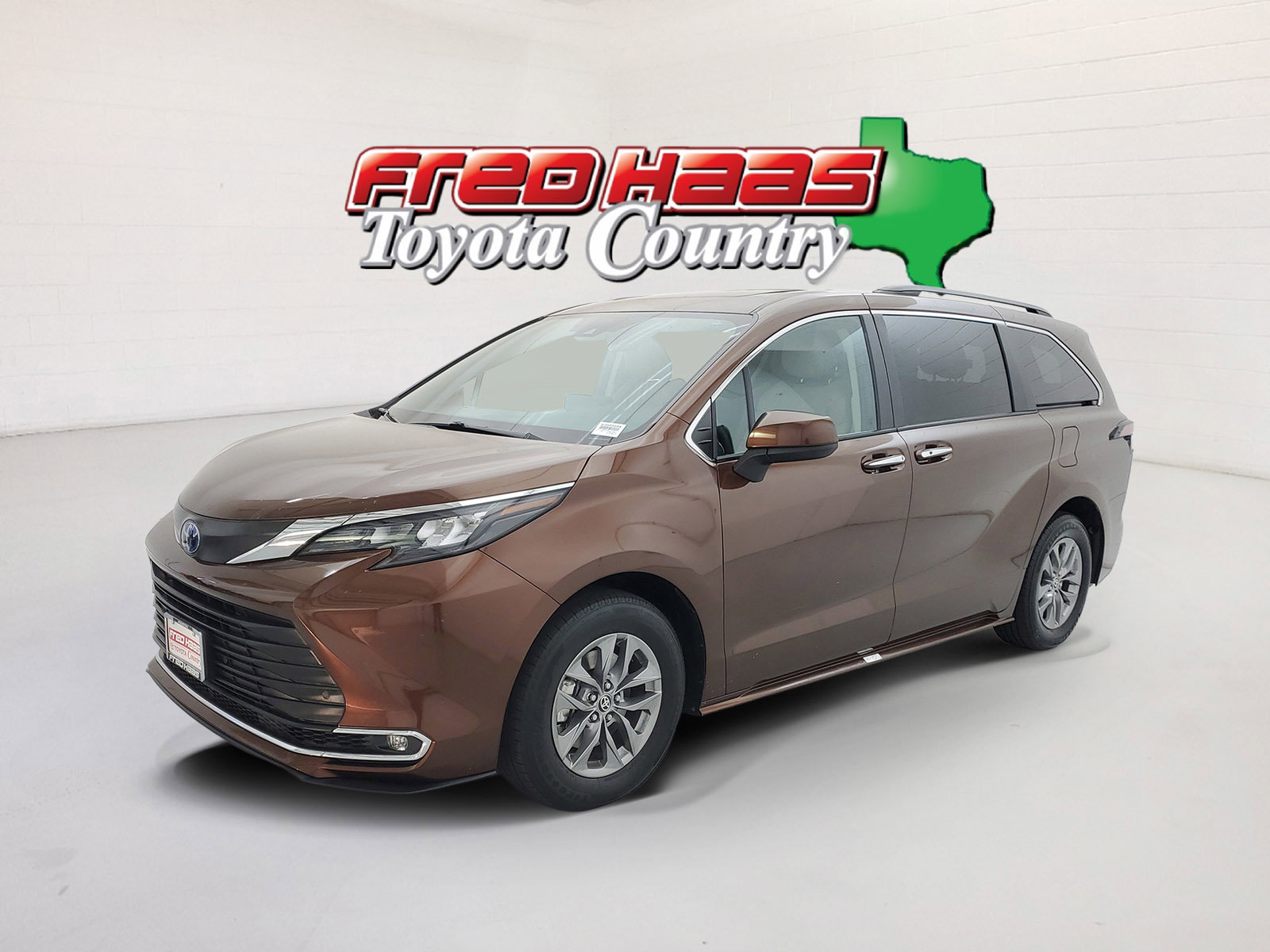 2024 Toyota Sienna XLE's photo