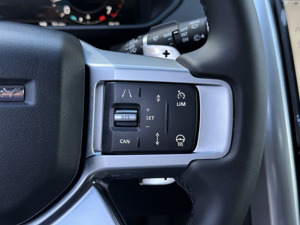 2025 Land Rover Discovery S photo 16