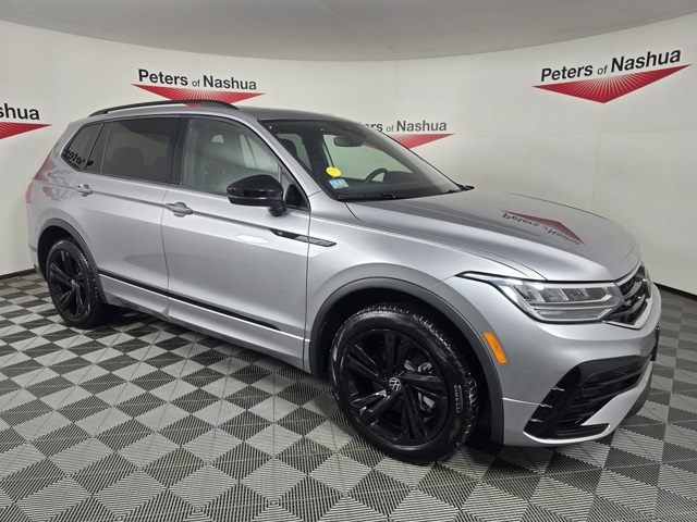 2024 Volkswagen Tiguan SE R-LINE BLACK's photo