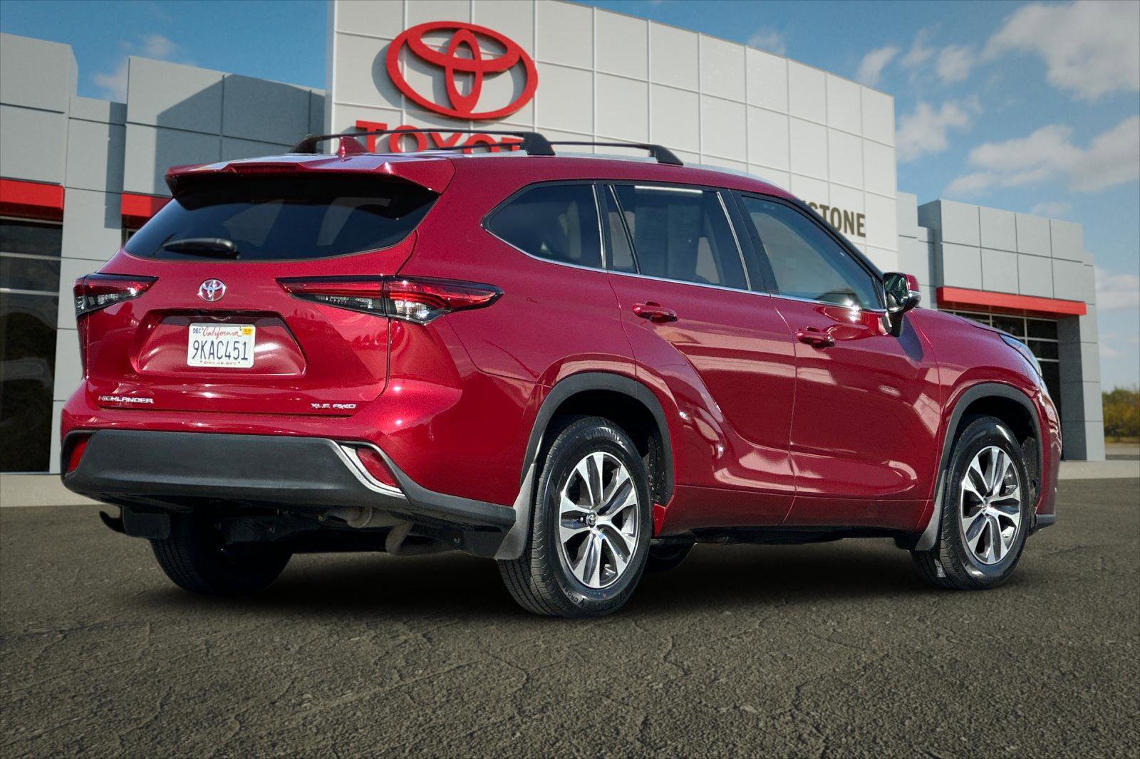 2023 Toyota Highlander L photo 3