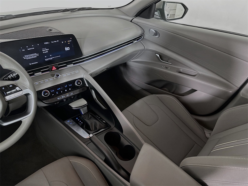 2024 Hyundai Elantra SEL photo 24