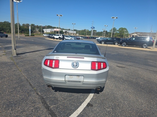 2011 Ford Mustang V6 Premium photo 4