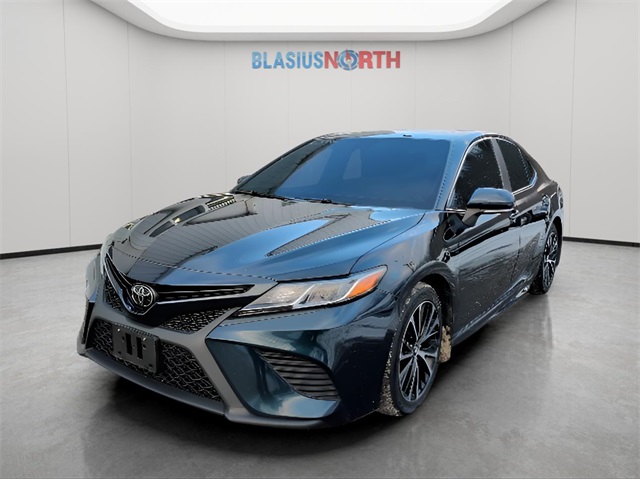 2020 Toyota Camry SE's photo