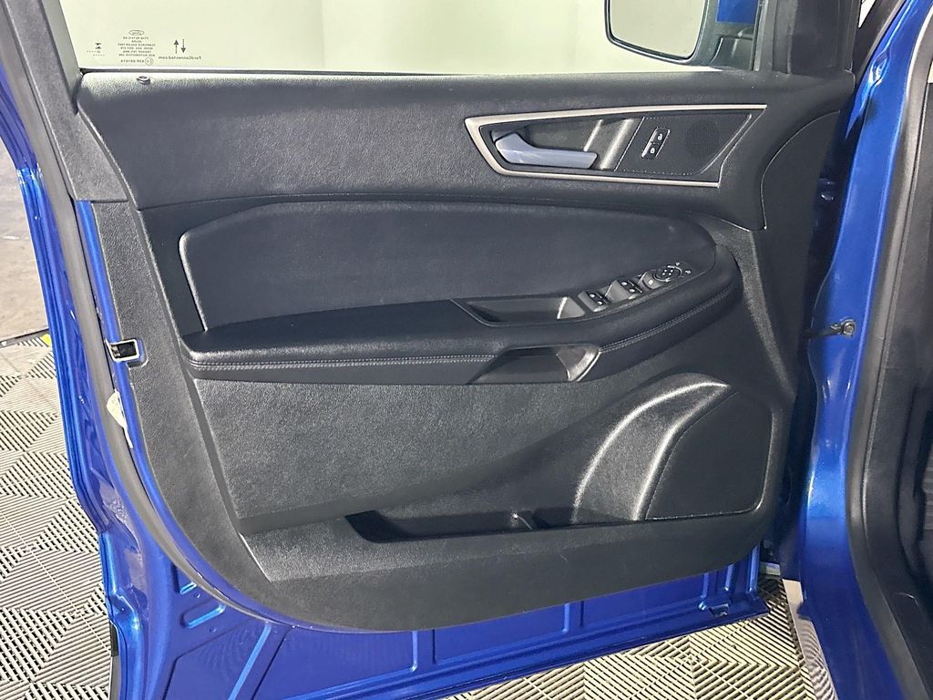 2022 Ford Edge SEL photo 9