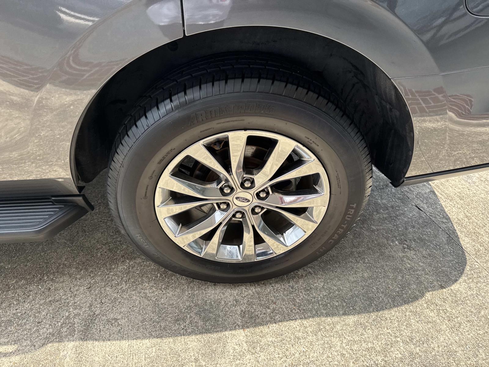 2019 Ford Expedition XLT photo 3