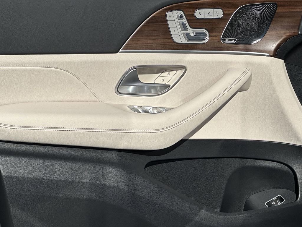 2025 Mercedes Benz GLS 450 4MATIC photo 11