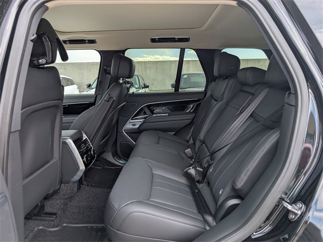 2025 Land Rover Range Rover SE photo 3