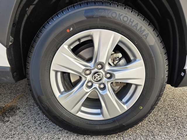 2024 Toyota RAV4 XLE photo 24