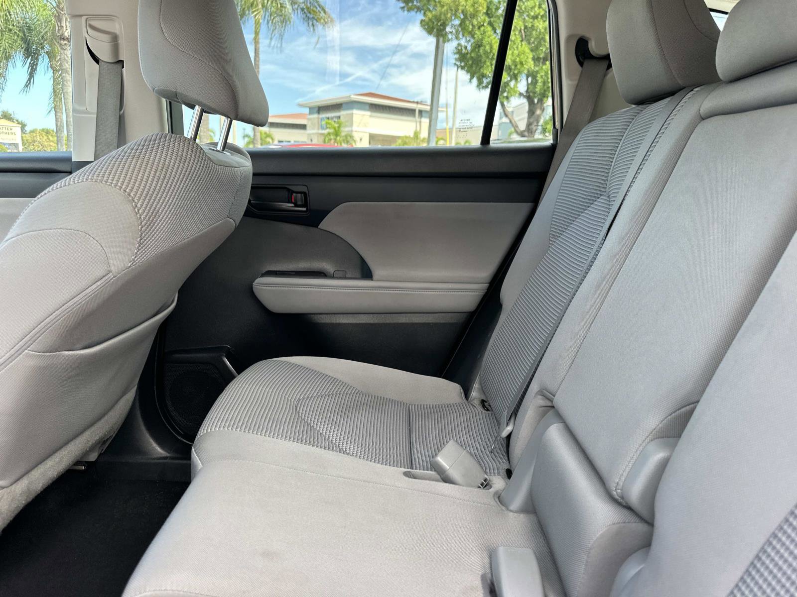 2022 Toyota Highlander LE photo 12