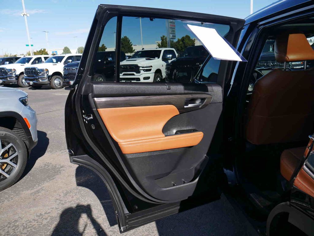 2023 Toyota Highlander LE photo 10