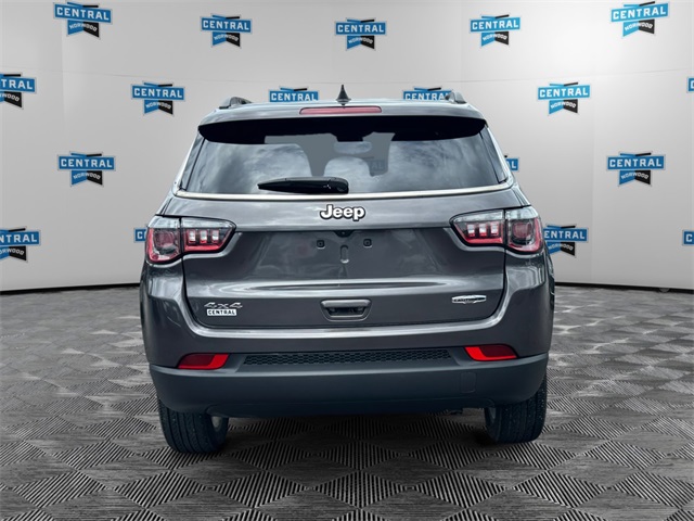2022 Jeep Compass Latitude Lux photo 4