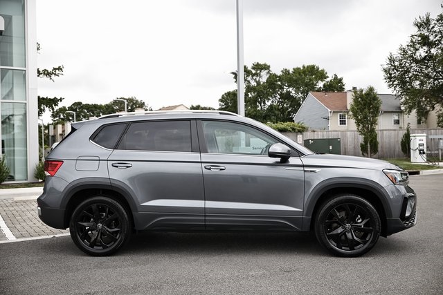 2022 Volkswagen Taos SE photo 2
