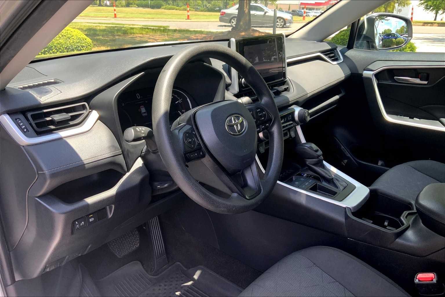 2023 Toyota RAV4 XLE photo 16