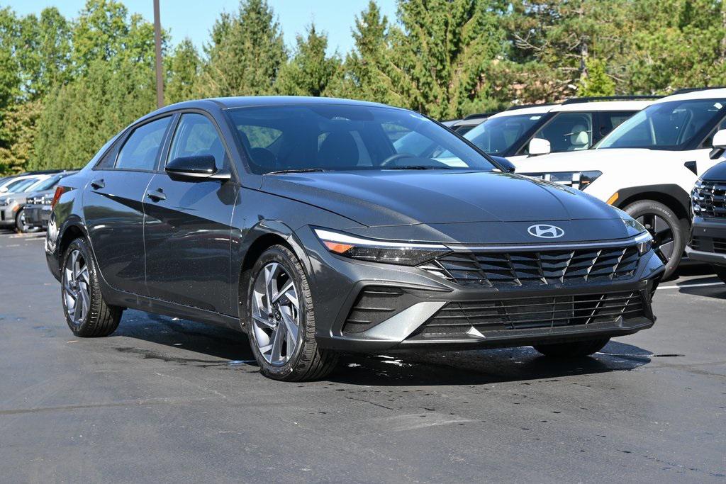 2025 Hyundai Elantra SEL's photo