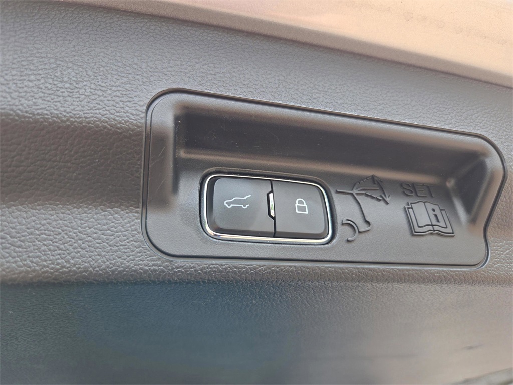 2024 Ford Explorer ST-Line photo 9