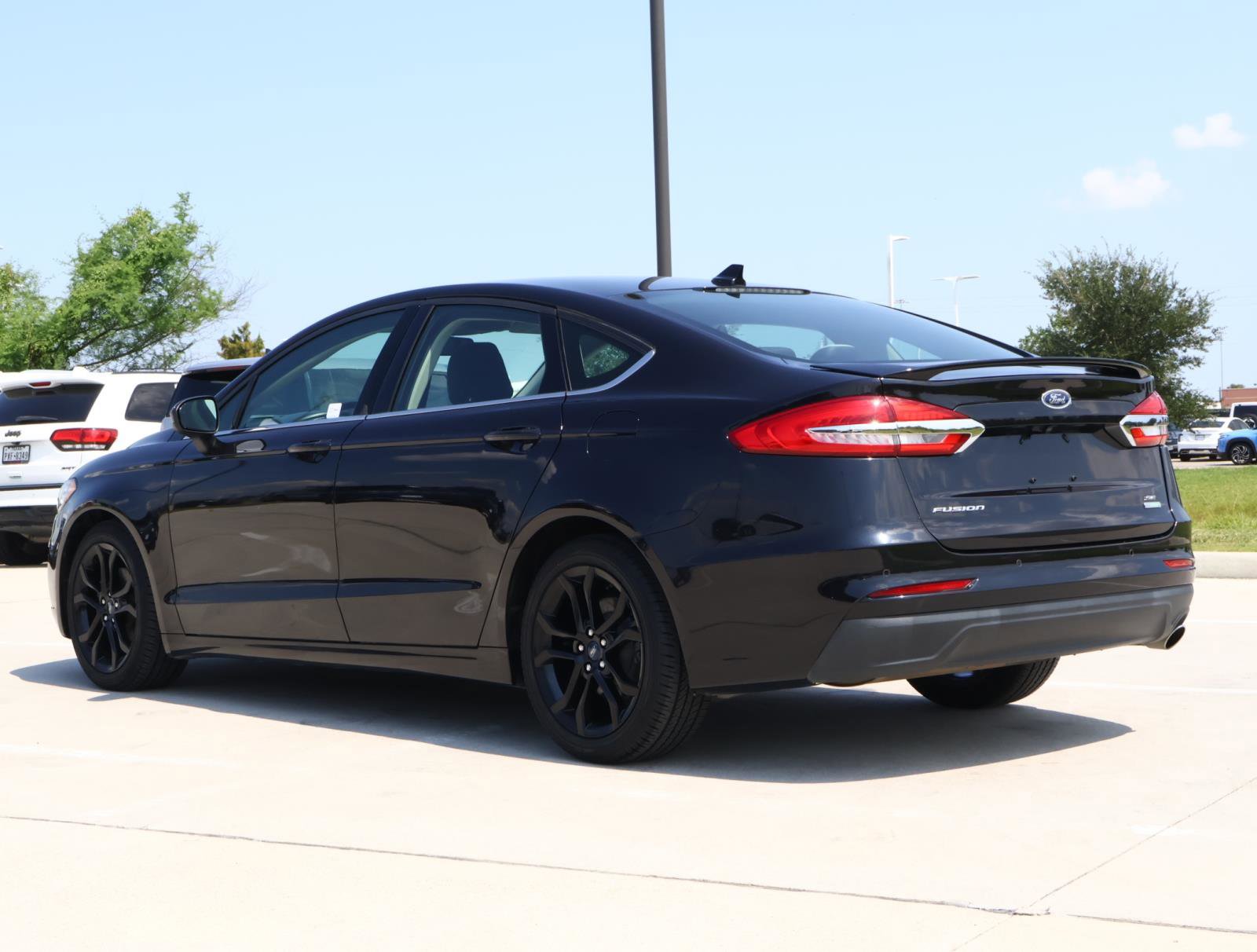 2020 Ford Fusion SE photo 2