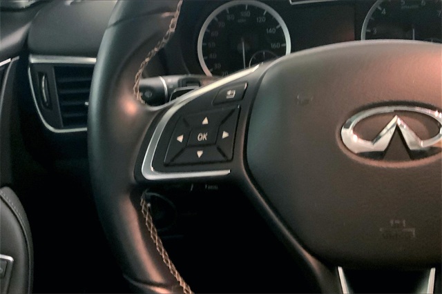 2018 Infiniti QX30 Premium photo 17