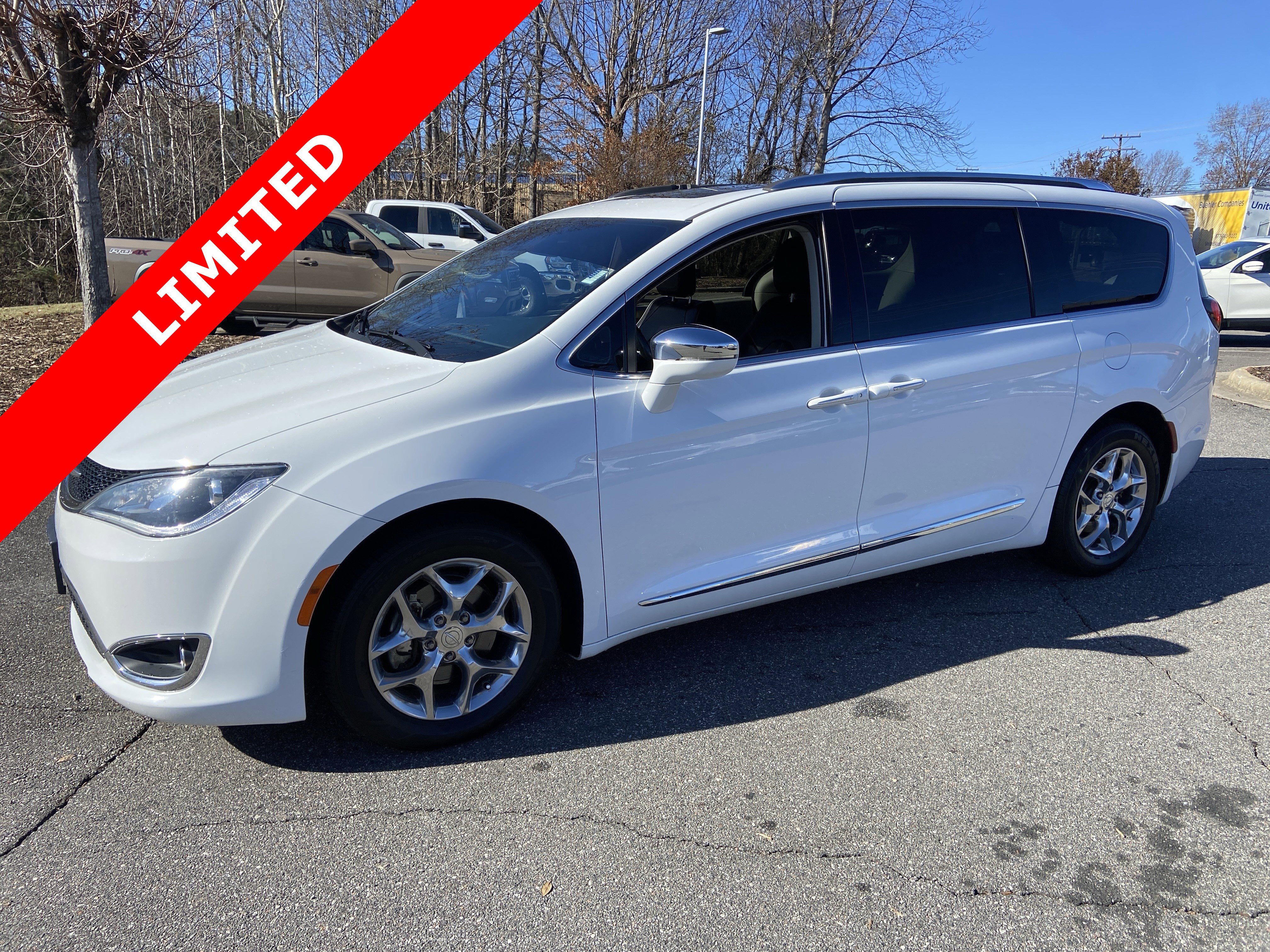 2018 Chrysler Pacifica Limited's photo