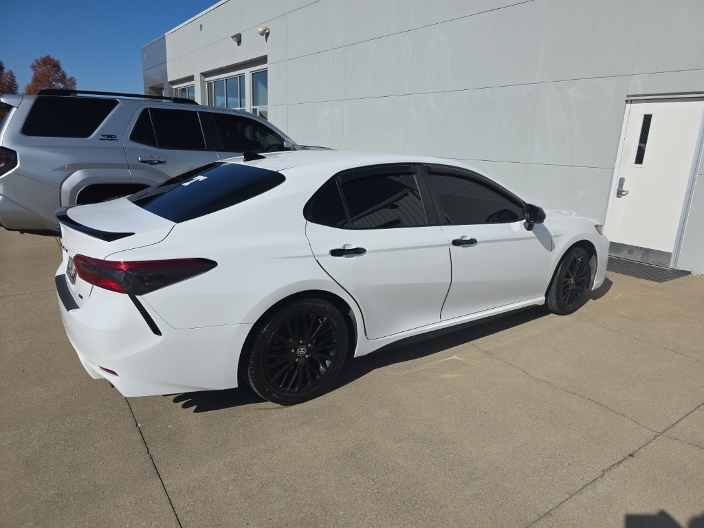 2020 Toyota Camry SE photo 3