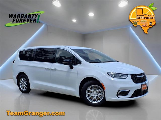2025 Chrysler Pacifica Select's photo