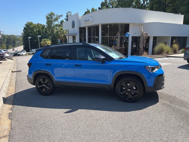 2025 Volkswagen Taos SE photo 2