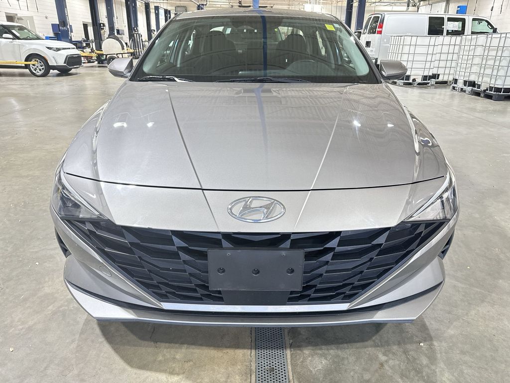 2022 Hyundai Elantra SEL Convenience photo 2