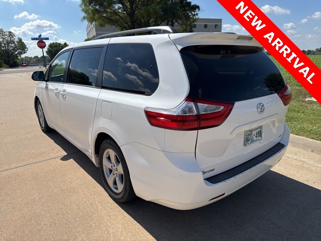 2015 Toyota Sienna LE photo 4