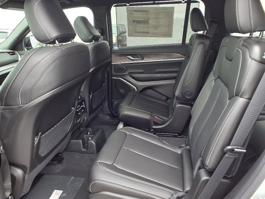2025 Jeep Grand Cherokee Limited photo 16