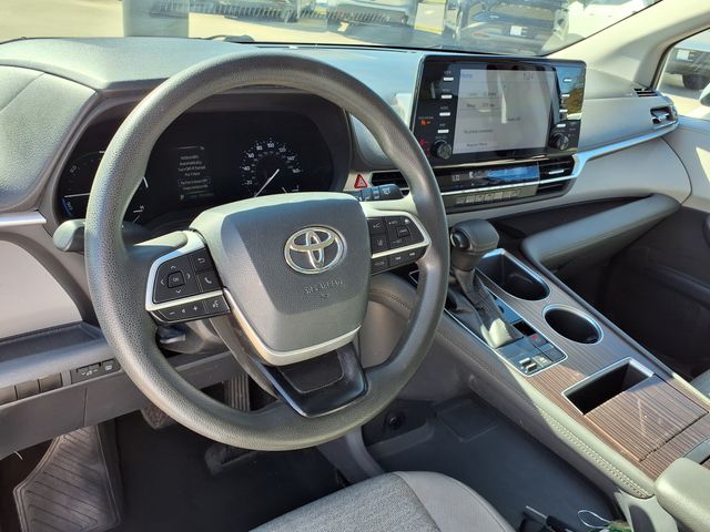 2021 Toyota Sienna LE photo 4