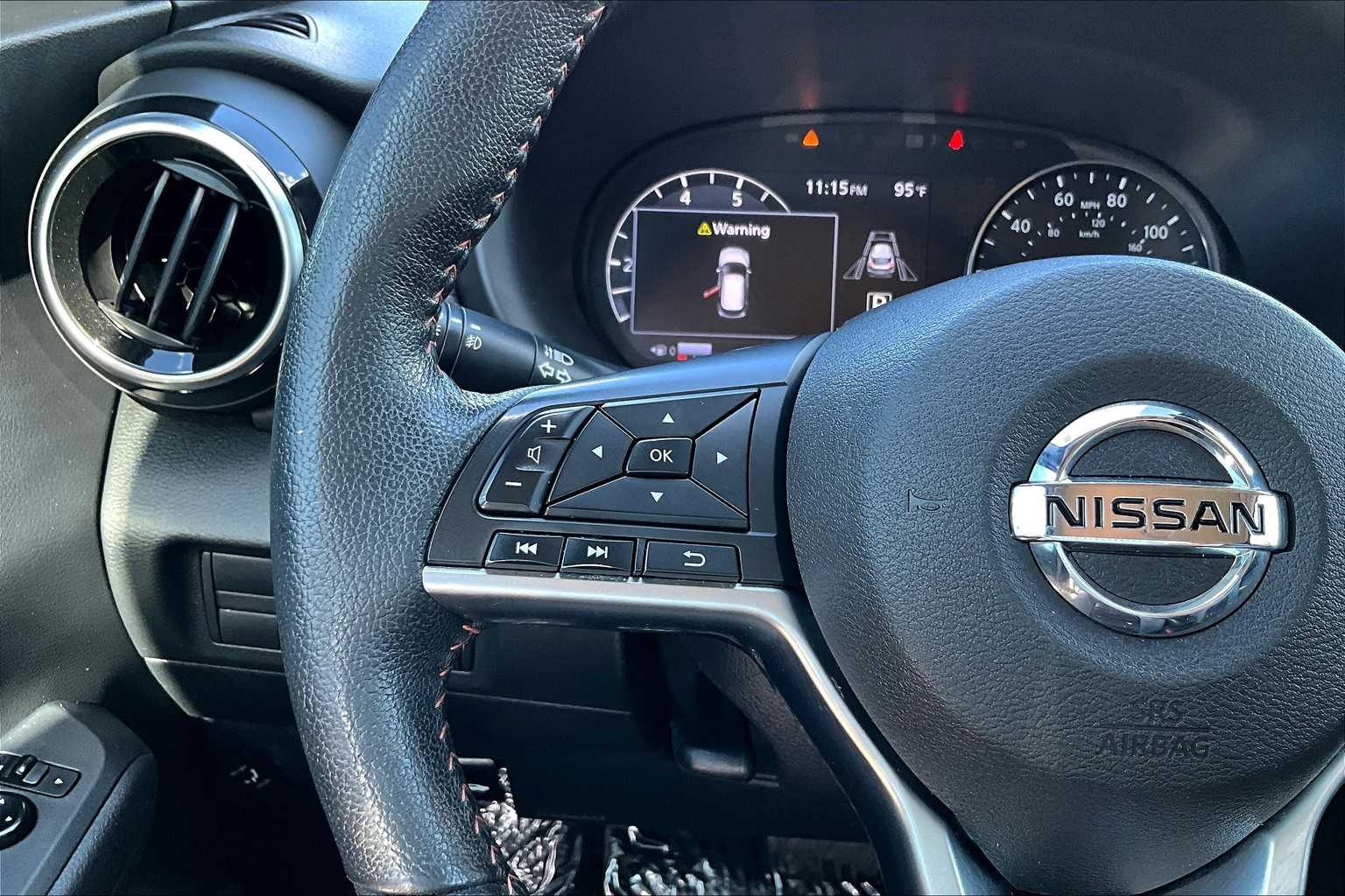 2021 Nissan Kicks SR photo 17