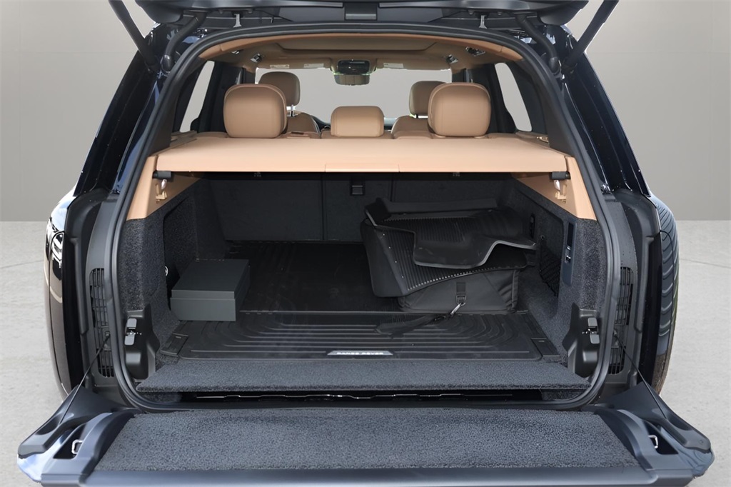2025 Land Rover Range Rover SE photo 16