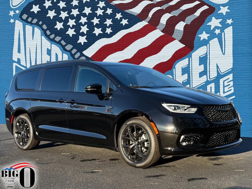 2026 Chrysler Pacifica Select's photo