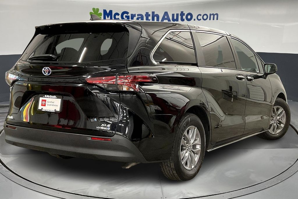 2022 Toyota Sienna XLE photo 11