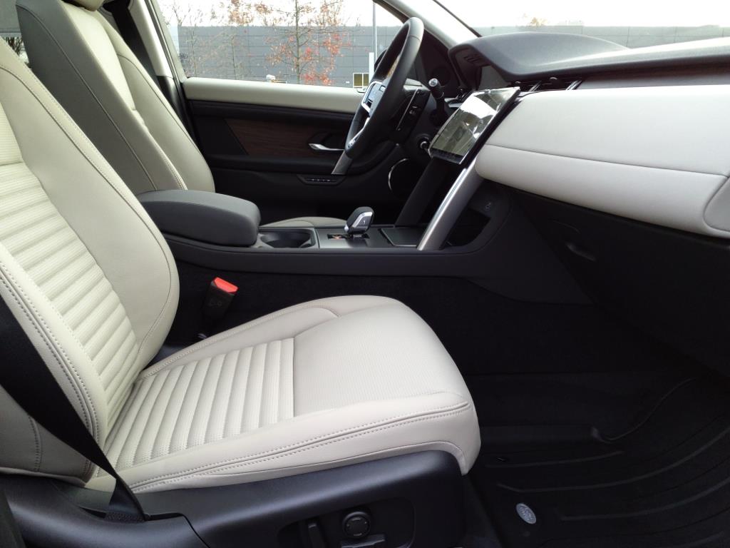 2025 Land Rover Discovery Sport S photo 3