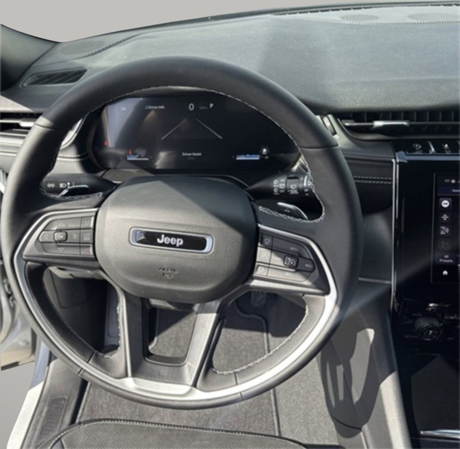 2025 Jeep Grand Cherokee Altitude photo 13