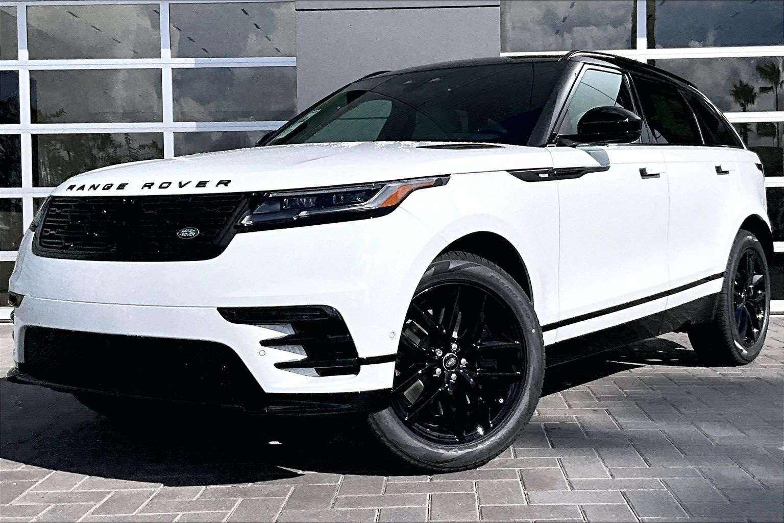 2026 Land Rover Range Rover Velar Dynamic SE's photo