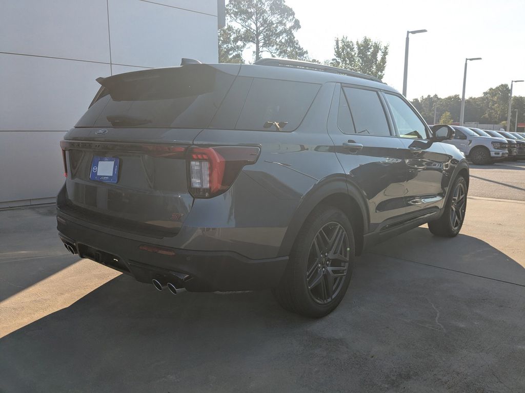 2025 Ford Explorer ST photo 4