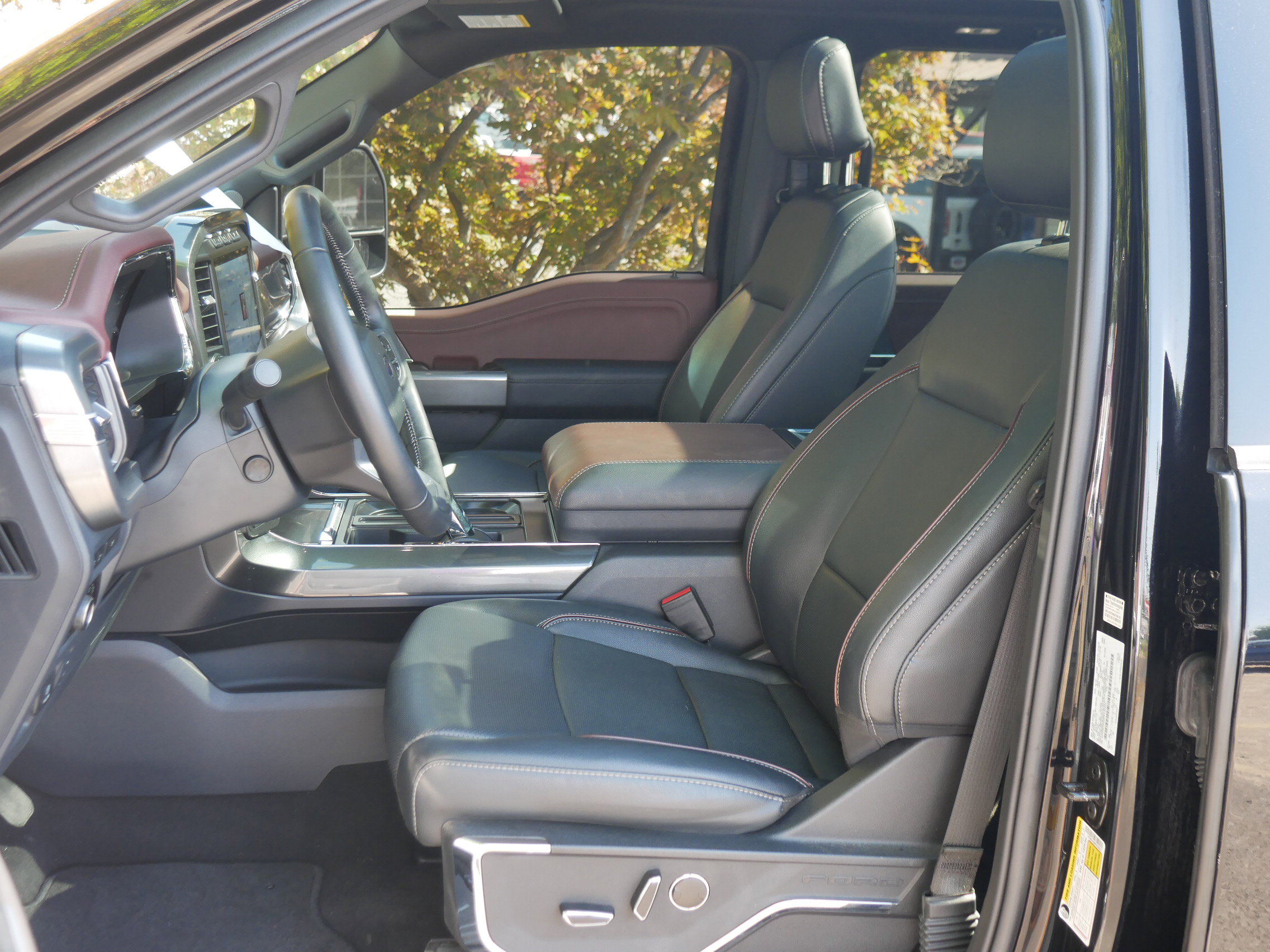 2023 Ford F-150 Lariat photo 2